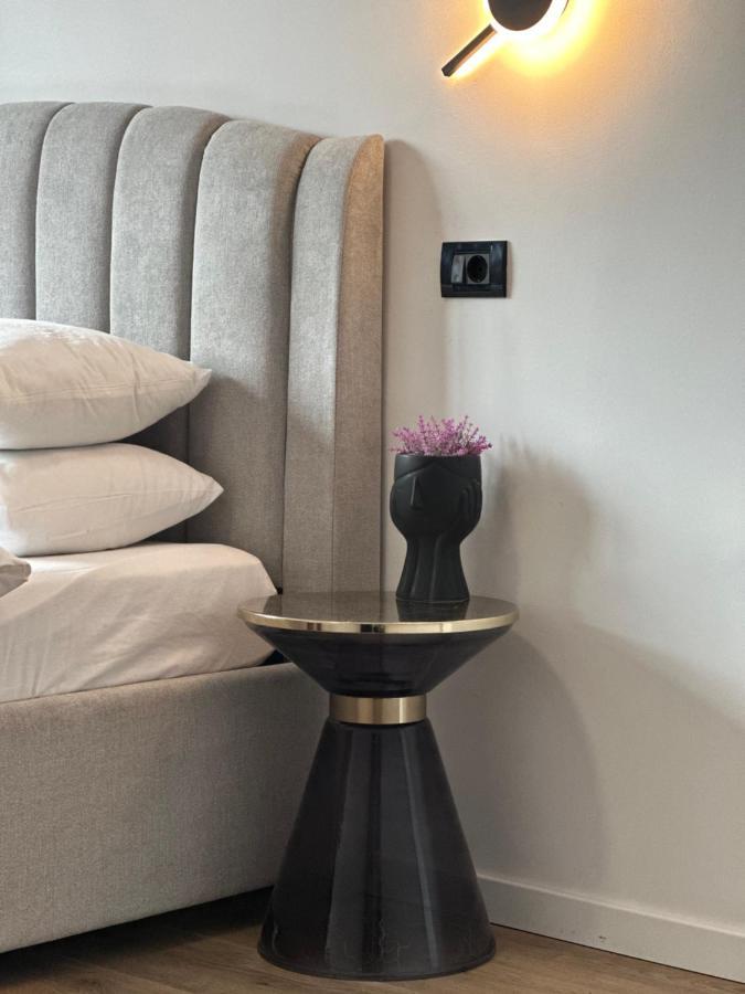 Peaceful Condo For Romantic Getaways Near Black Church - 3Min Walk Brasov Luaran gambar